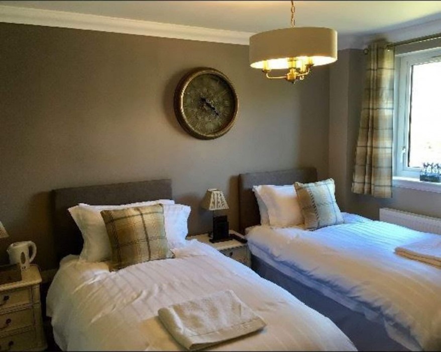 The Huntingdon B&B 16/34