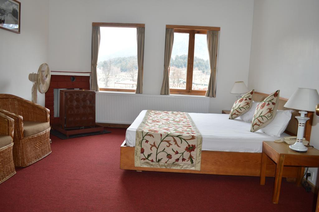PAHALGAM HOTEL 12/39