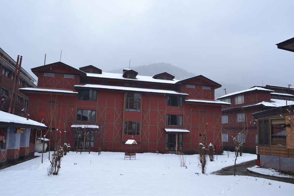 PAHALGAM HOTEL 1/39