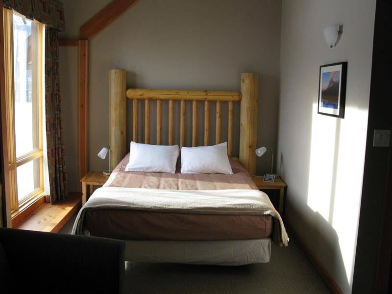 Basecamp Lodge Golden 28/62