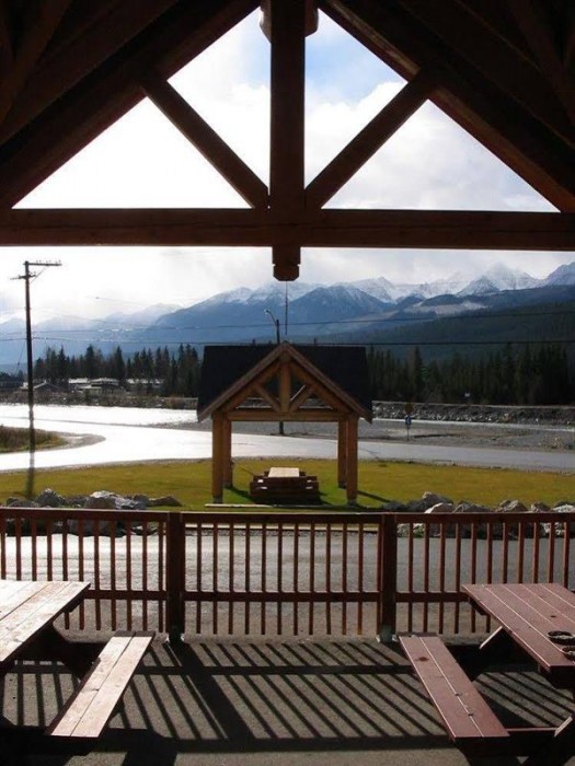 Basecamp Lodge Golden 35/62