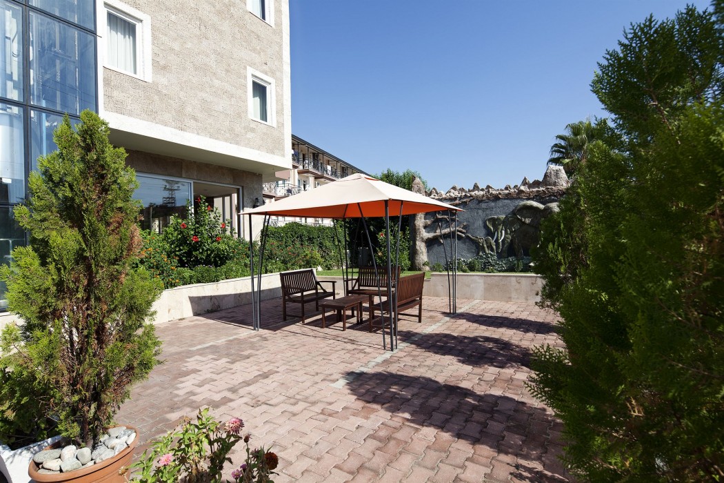 Larissa Garden Hotel 8/39