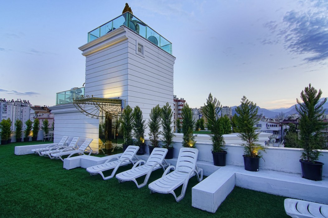 S White Hotel 44/67