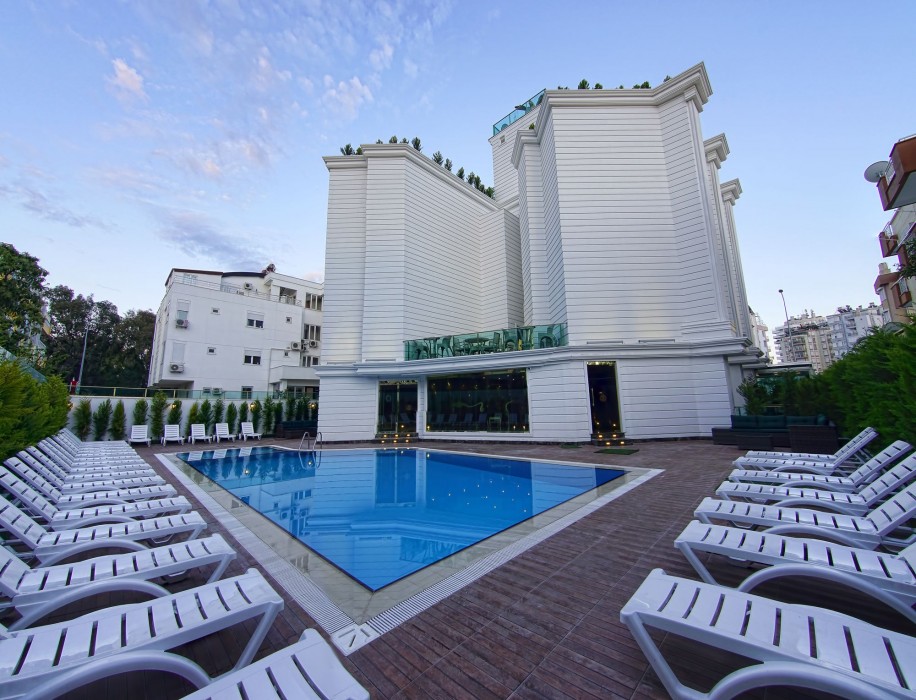 S White Hotel 35/67