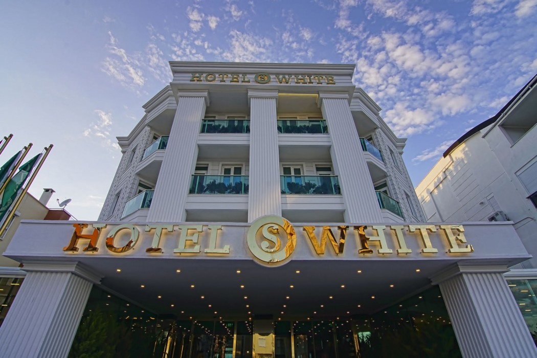S White Hotel 38/67