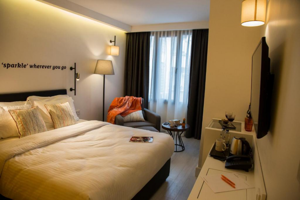 Sparkle Hotel 14/64