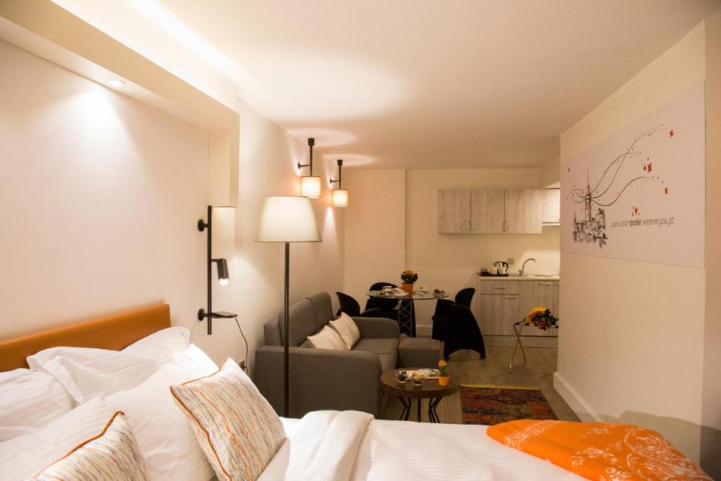 Sparkle Hotel 10/64