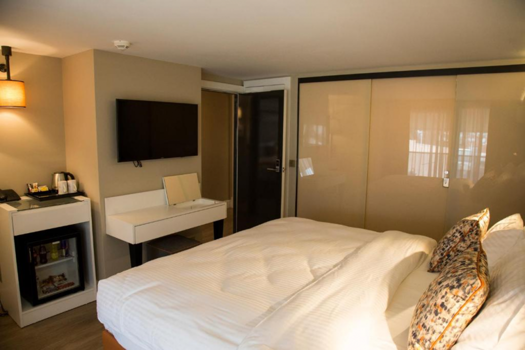 Sparkle Hotel 12/64