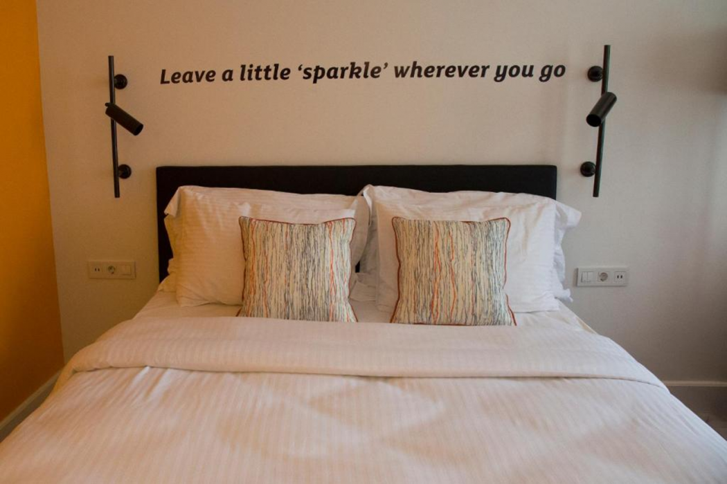 Sparkle Hotel 7/64