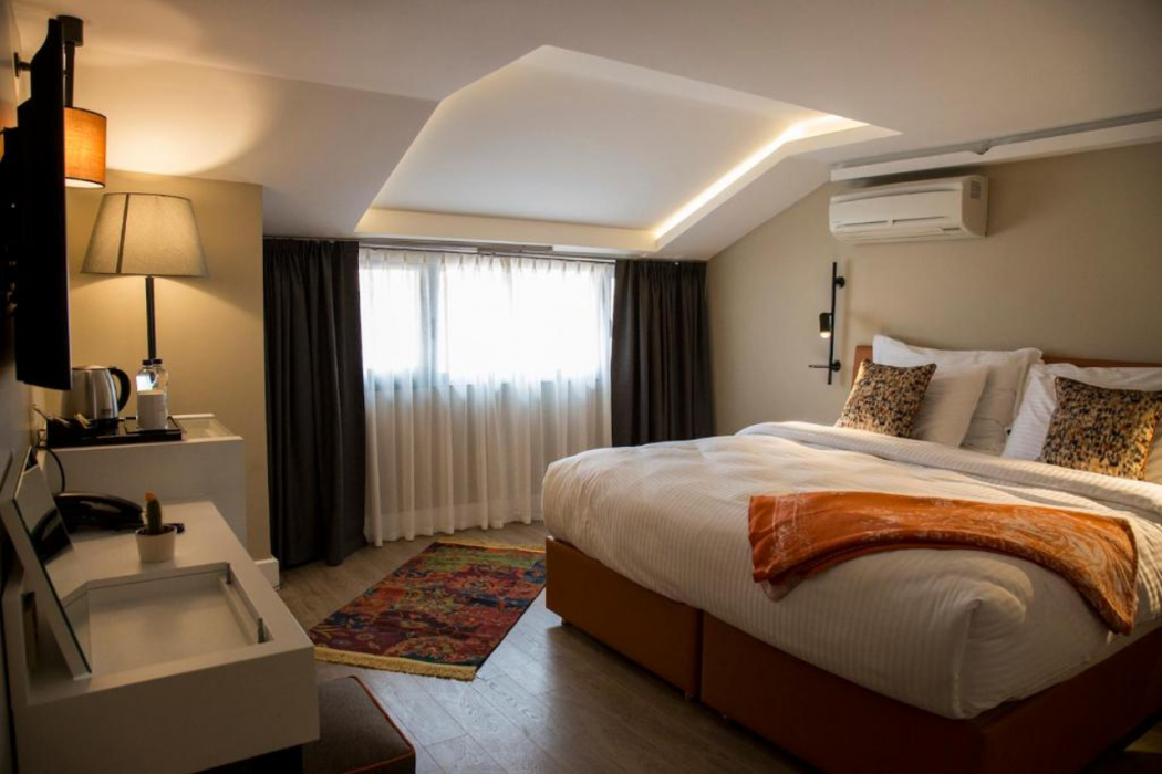 Sparkle Hotel 13/64
