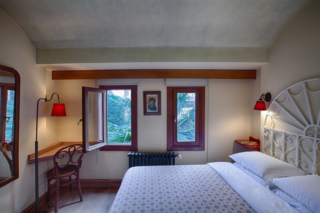 Hotel Empress Zoe 65/100