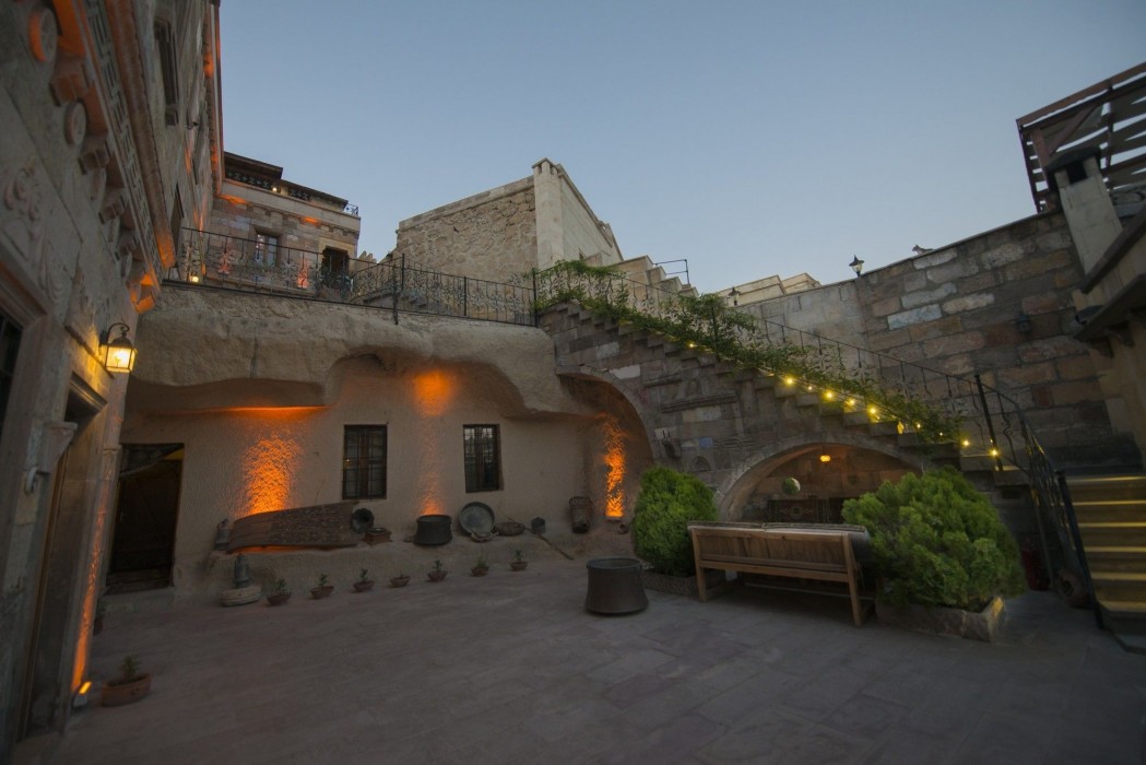 Vineyard Cave Hotel 29/98