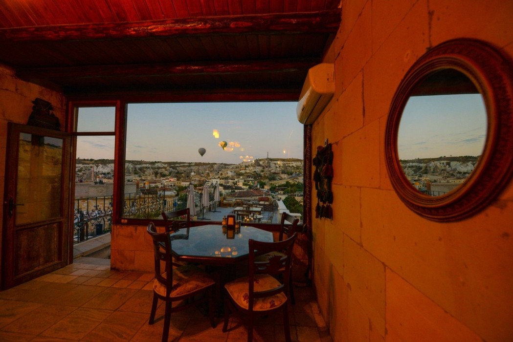 Vineyard Cave Hotel 19/98