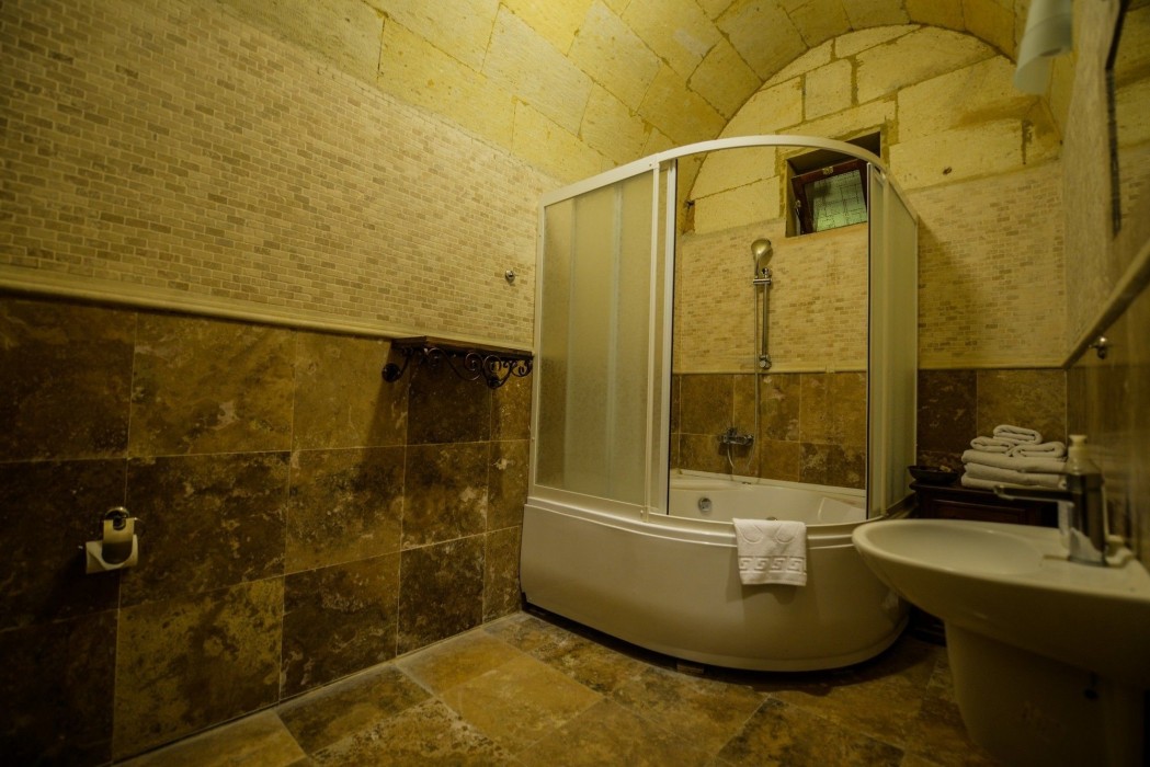 Vineyard Cave Hotel 61/98