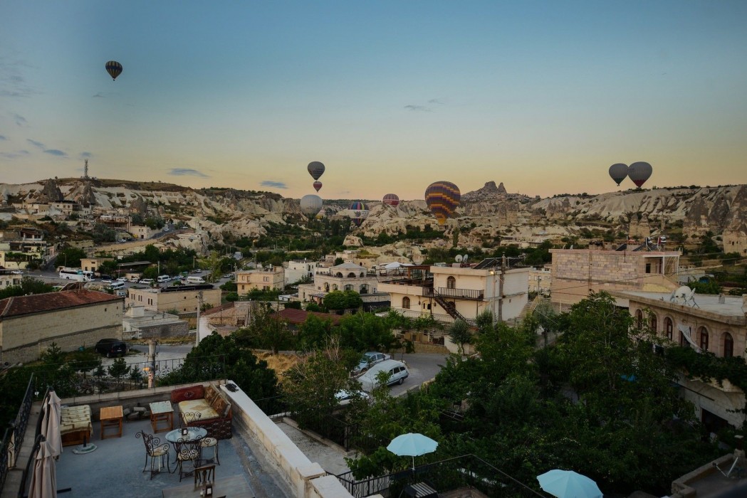 Vineyard Cave Hotel 37/98