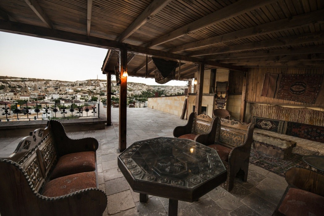 Vineyard Cave Hotel 28/98