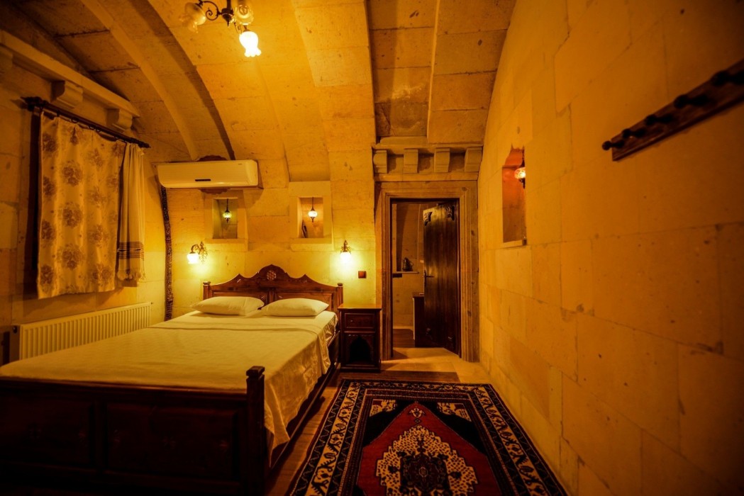 Vineyard Cave Hotel 30/98