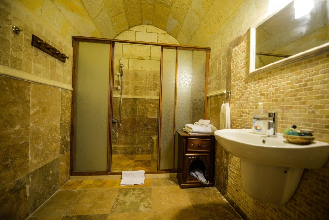 Vineyard Cave Hotel 18/98