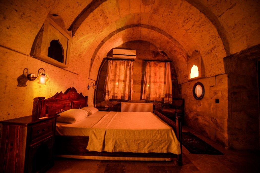 Vineyard Cave Hotel 21/98