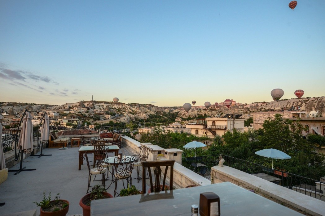 Vineyard Cave Hotel 20/98
