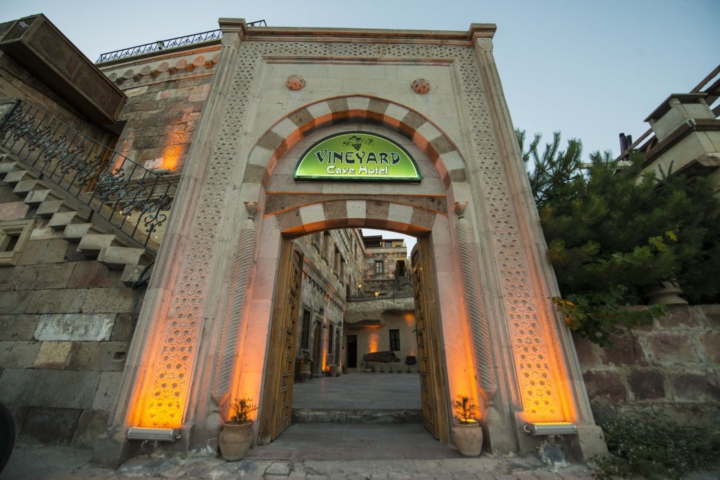 Vineyard Cave Hotel 31/98