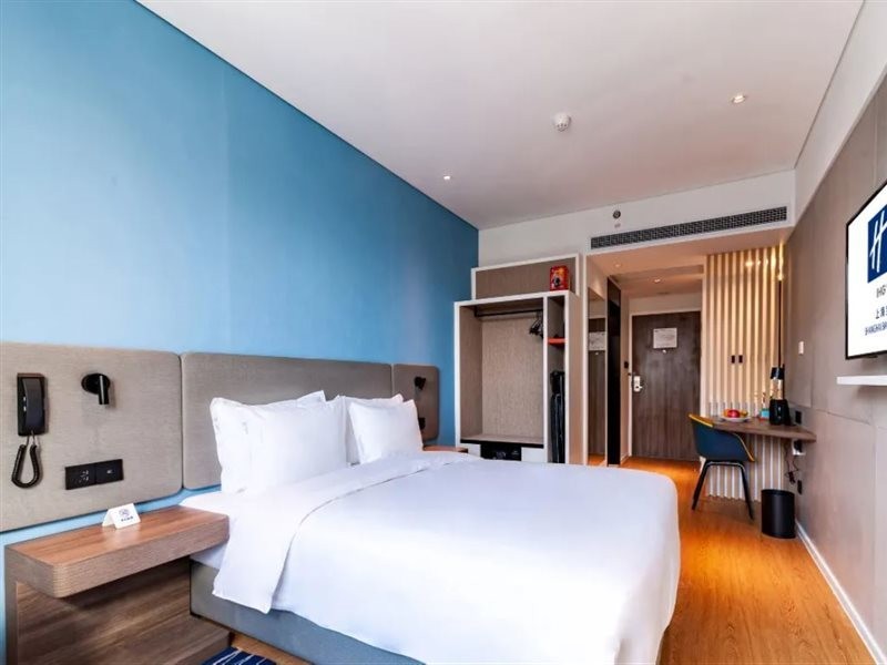 Holiday Inn Express Shanghai Baoyang 24/40
