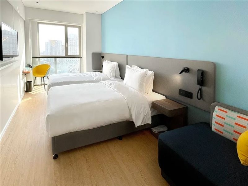 Holiday Inn Express Shanghai Baoyang 28/40