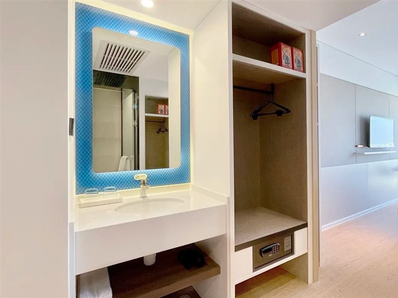 Holiday Inn Express Shanghai Baoyang 17/40