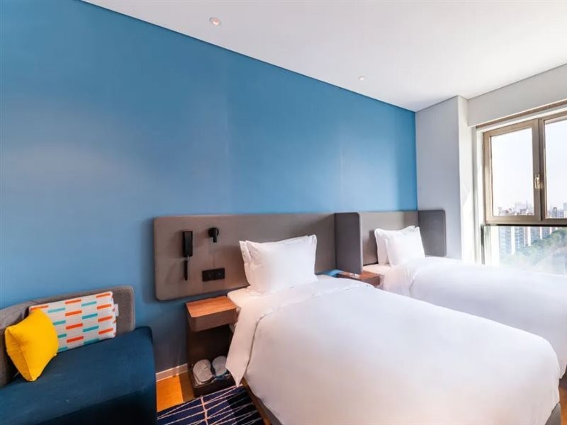 Holiday Inn Express Shanghai Baoyang 26/40