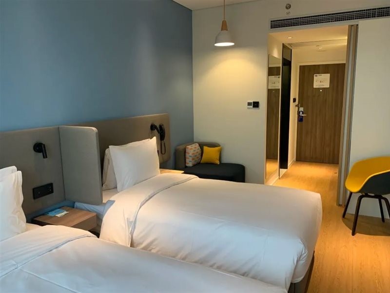 Holiday Inn Express Shanghai Baoyang 22/40