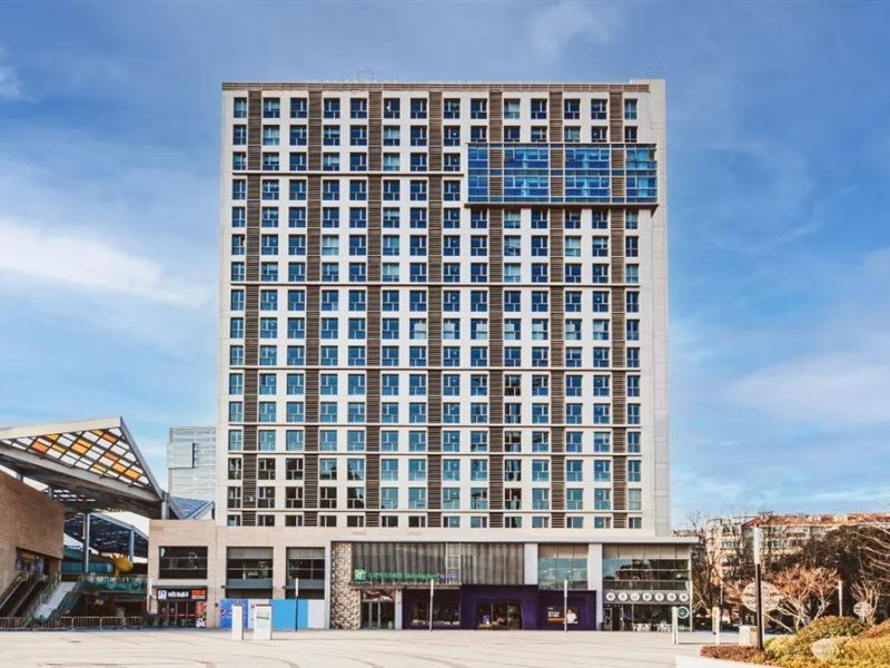 Holiday Inn Express Shanghai Baoyang 15/40