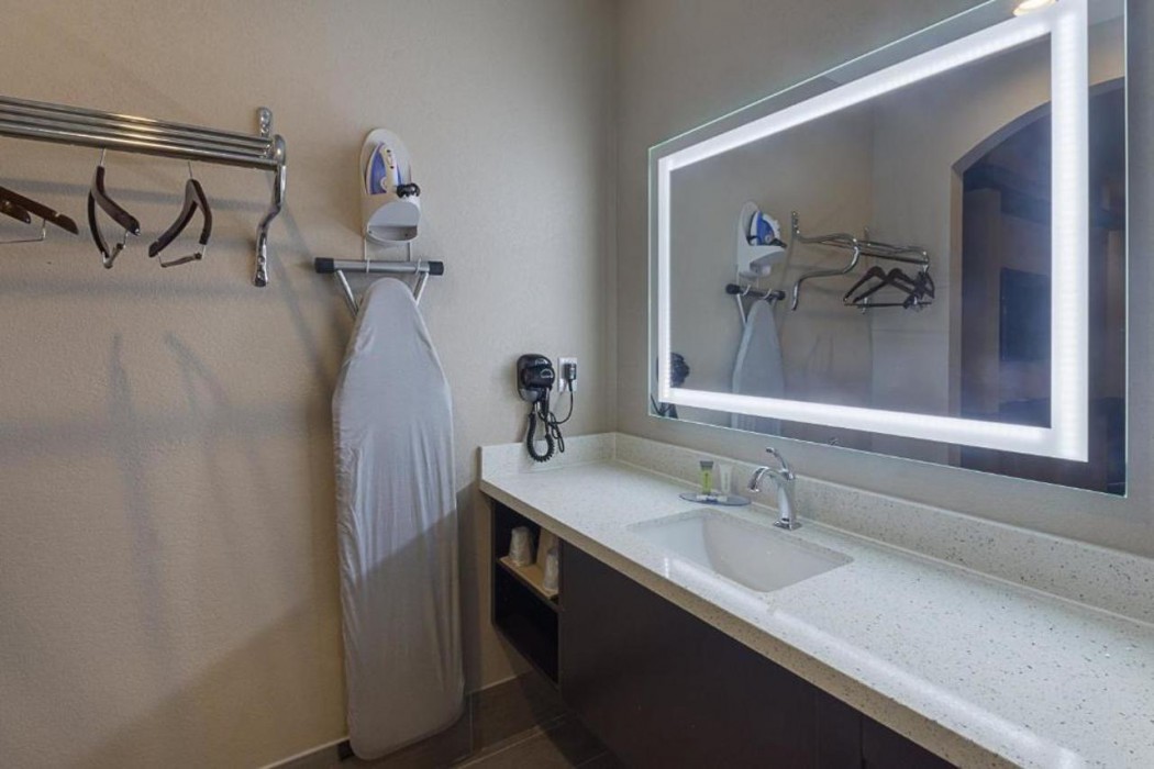 Econo Lodge Inn and Suites Houston NW-Cy-Fair 8/15