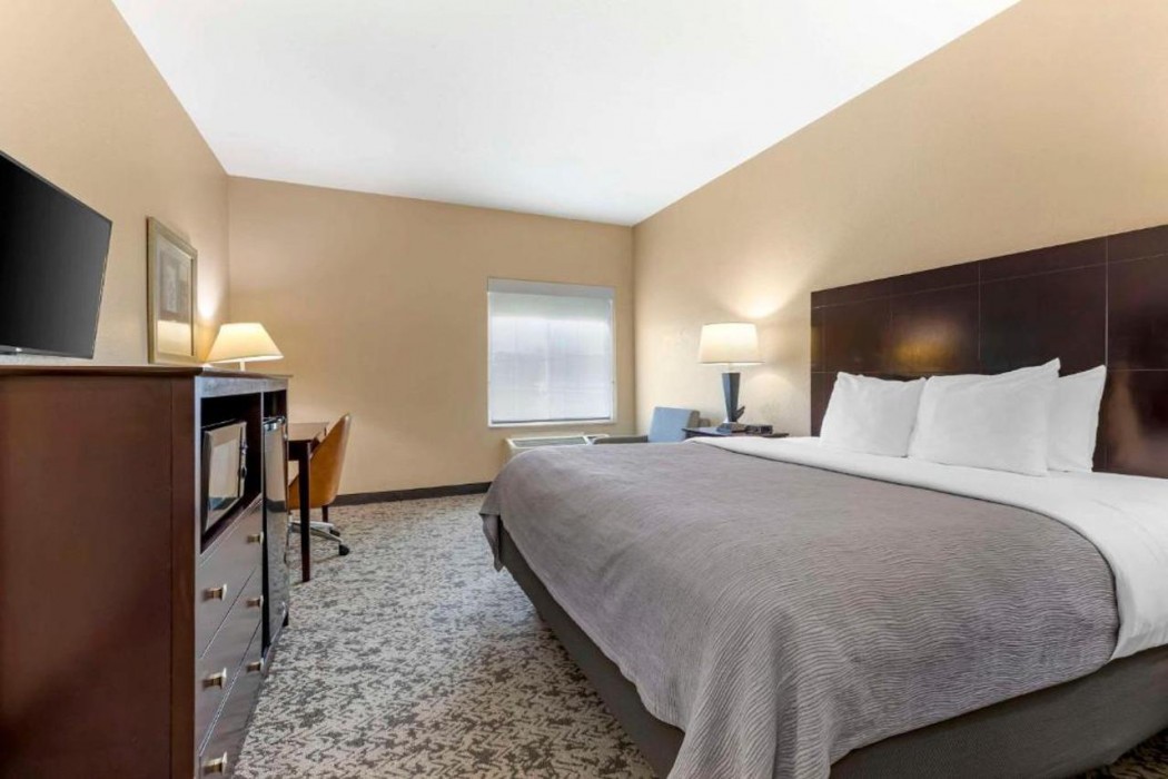 Quality Inn & Suites Groesbeck North 7/24