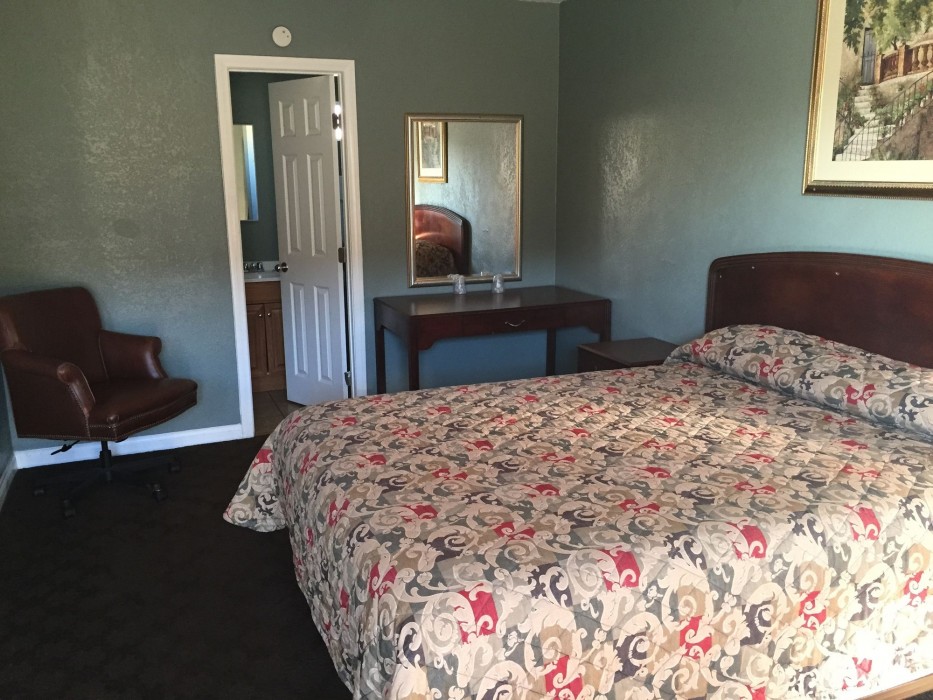 Deluxe Motel 8/17