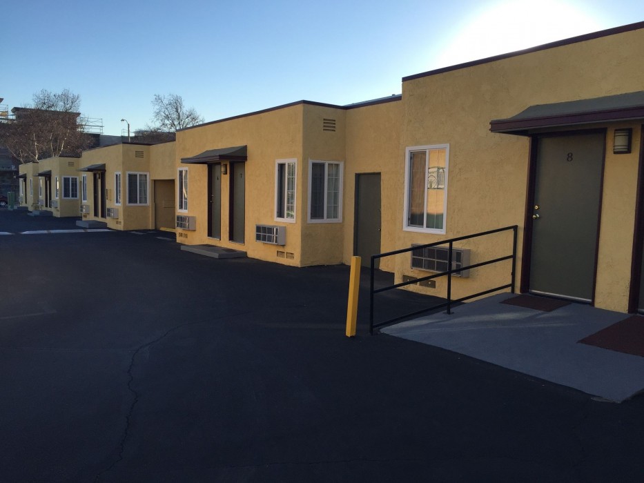 Deluxe Motel 12/17