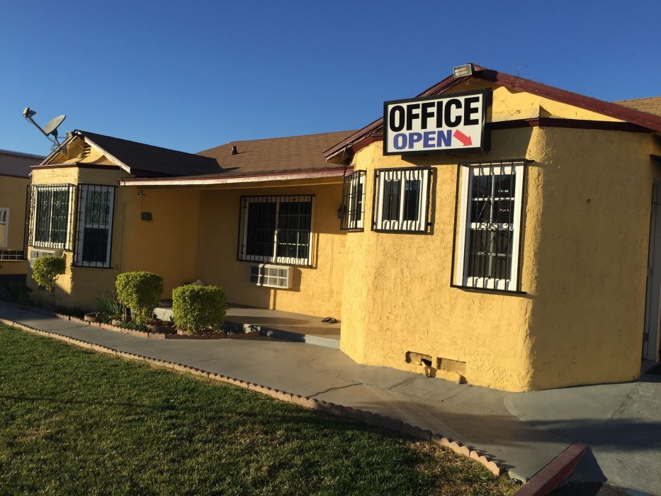 Deluxe Motel 10/17