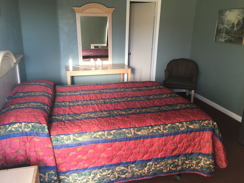 Deluxe Motel 9/17