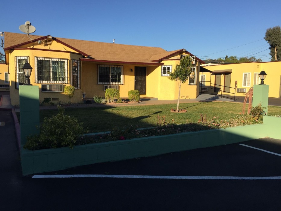 Deluxe Motel 6/17