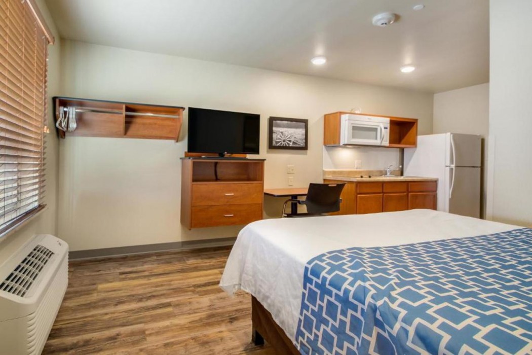 Econo Lodge Burlington I-70 13/21