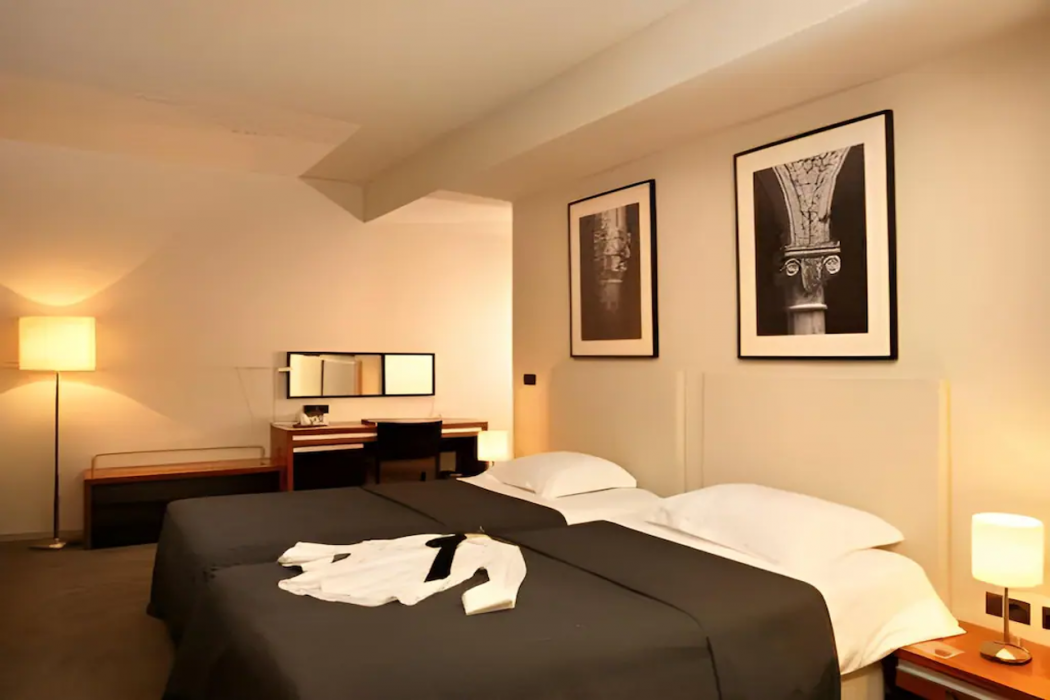 Atrium Hotel 26/78