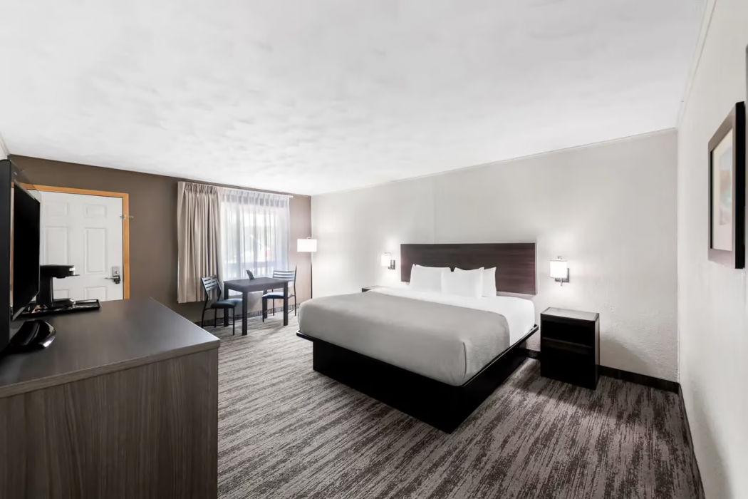 Quality Inn & Suites Munising Wetmore, MI 11/15