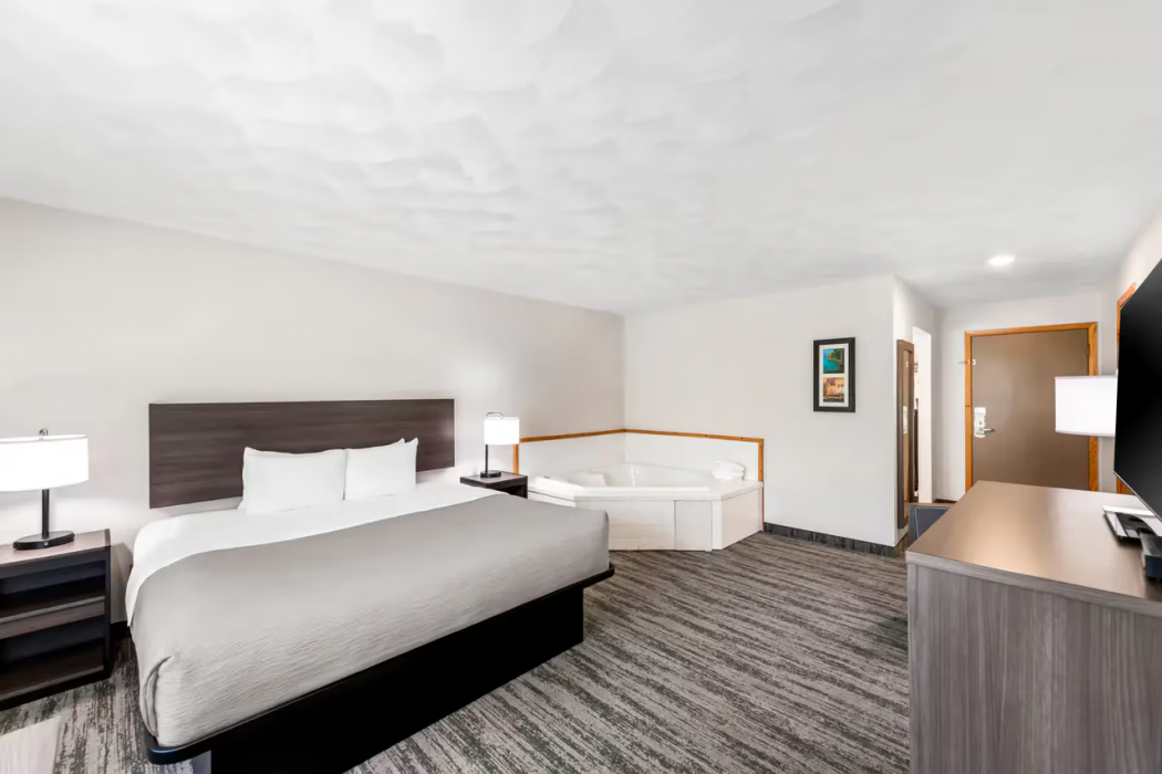 Quality Inn & Suites Munising Wetmore, MI 10/15