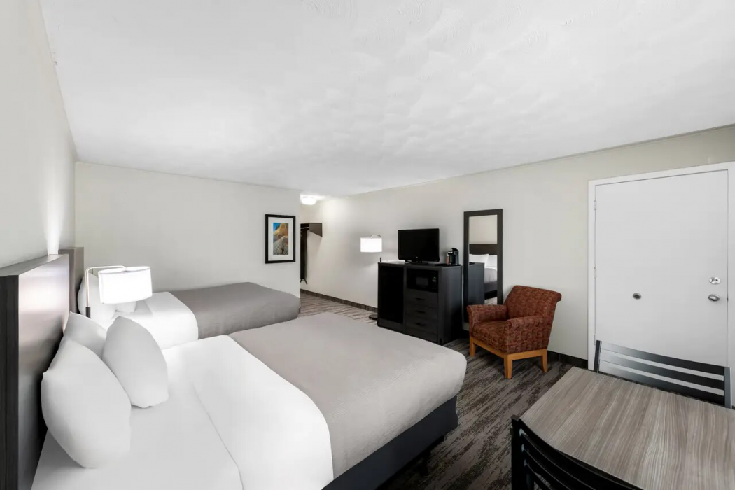 Quality Inn & Suites Munising Wetmore, MI 5/15