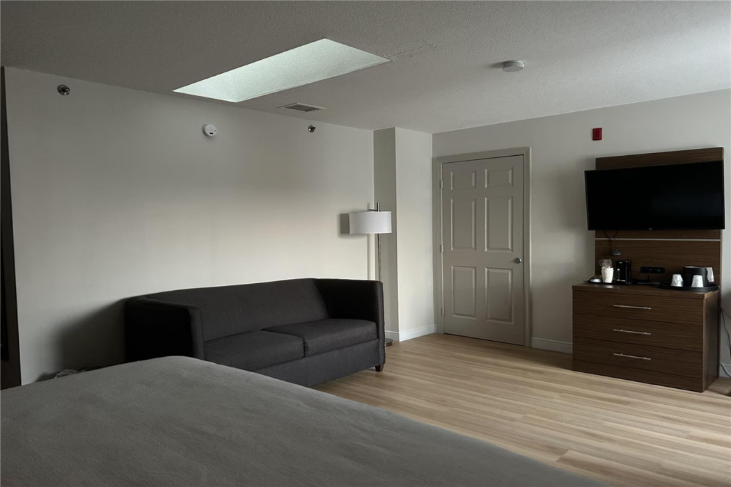 Baldwin Inn & Suites, SureStay Collection by Best Western 13/17
