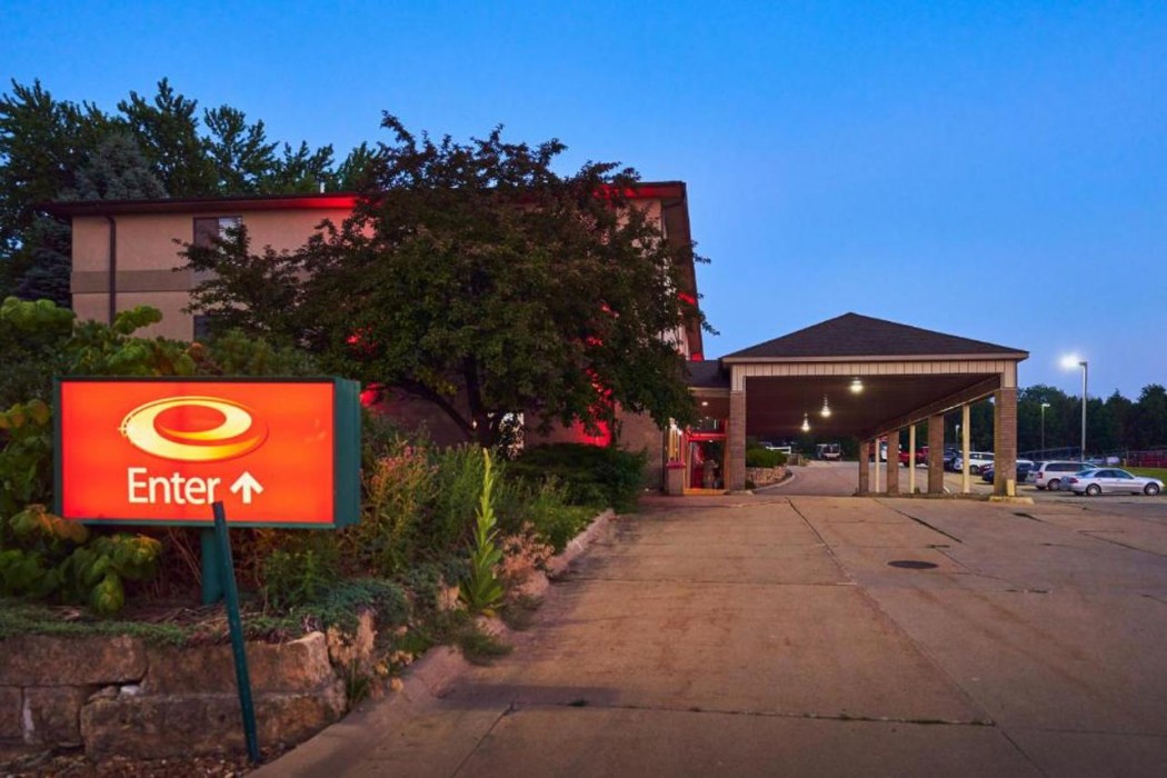 Econo Lodge Maquoketa, IA 5/20