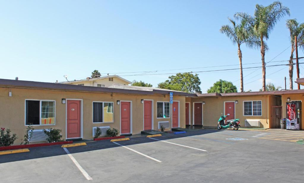 Royla Motel 2/44