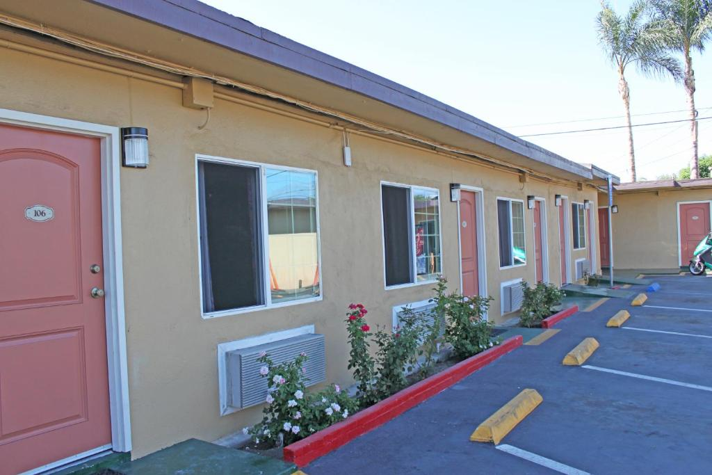Royla Motel 4/44