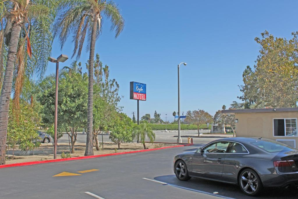 Royla Motel 3/44