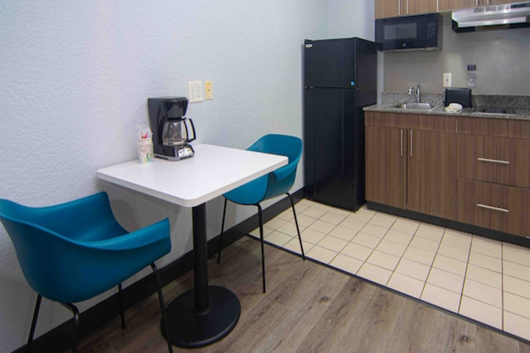 Studio 6 Extended Stay - West Palm Beach, FL 15/52
