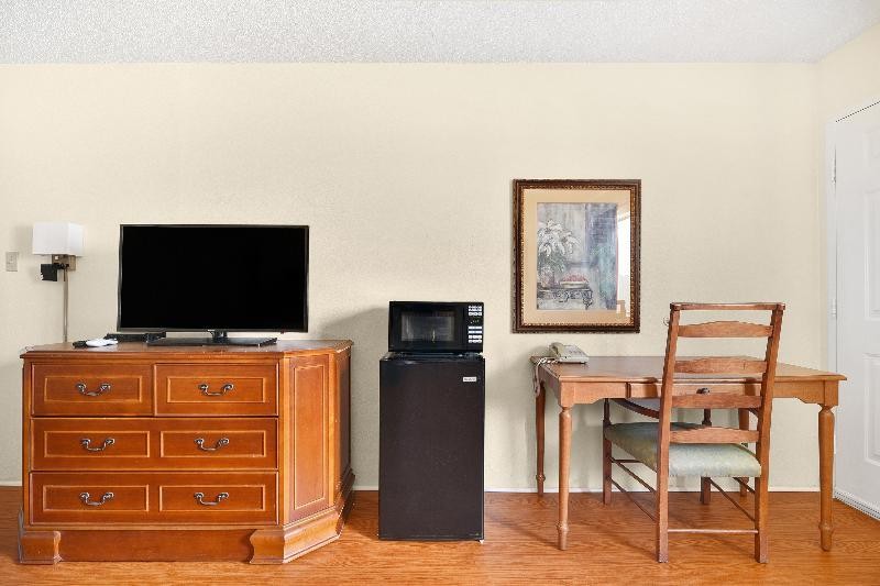 Americas Best Value Inn Lockhart TX (ex OYO Hotel) 15/40